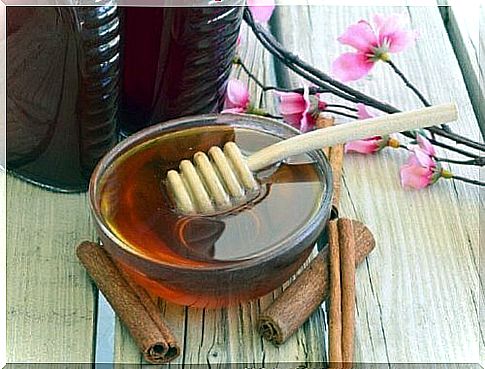 Honey with cinnamon to treat flu naturally.