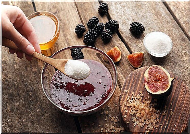 Sugar scrub with blackberries and coconut oil