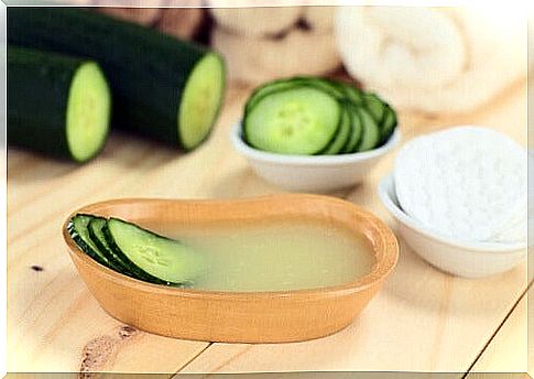 Cucumber and rose water treatment to lighten the neck