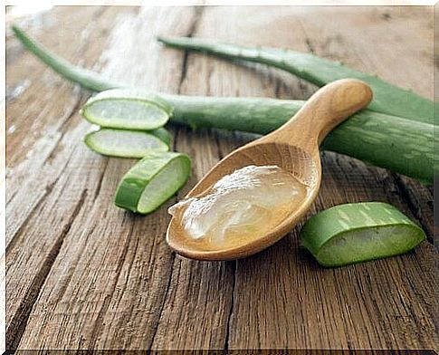 Aloe vera and lemon treatment to lighten the neck