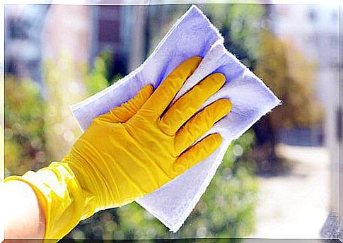 woman_cleaning_glass_with_glove_cloth