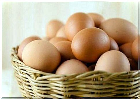 Eggs contain vitamin B