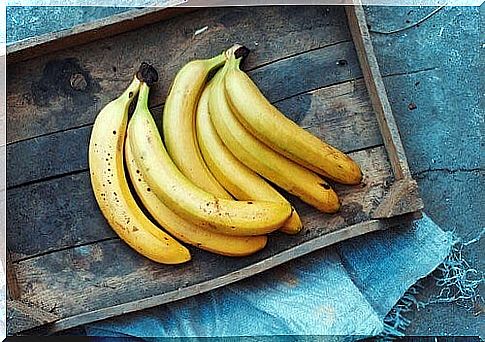 Bananas contain vitamin B