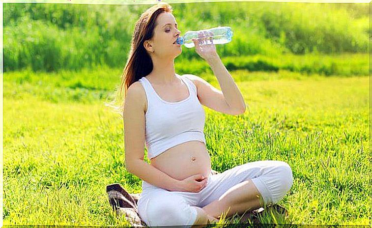 Drinking lots of water helps reduce nausea during pregnancy