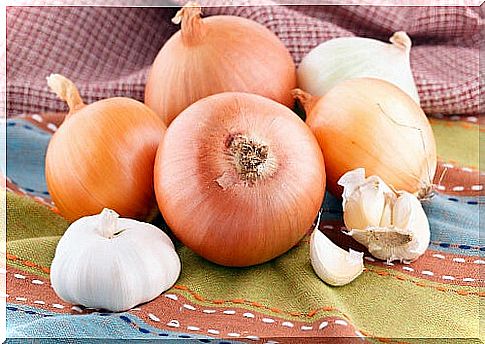 Onion and garlic to treat hair loss