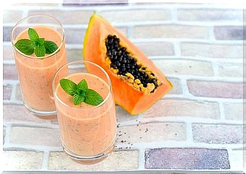 Papaya and kiwi smoothie