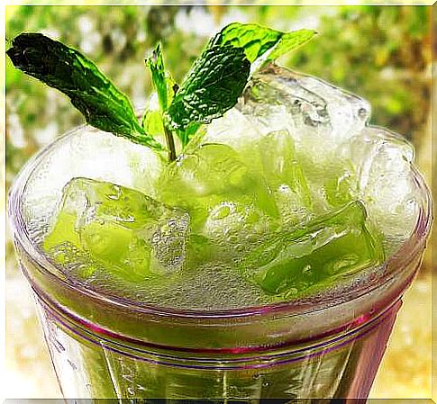 cucumber juice helps to detoxify the kidneys