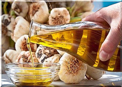 Olive oil and garlic against varicose veins and vascular spiders