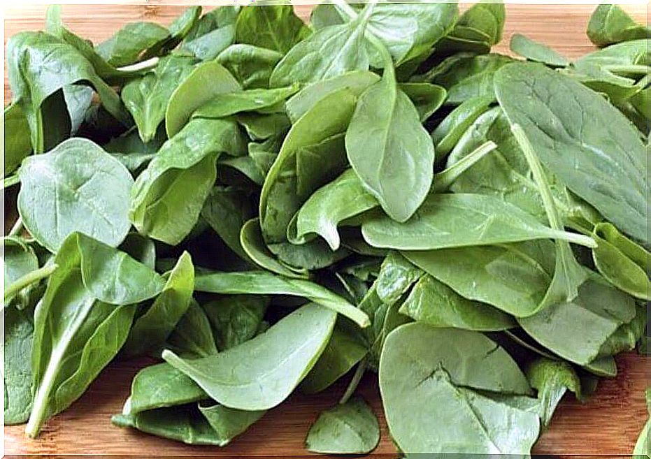 Spinach contains folic acid, which is excellent for pregnant women.