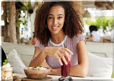 girl drinking smoothie