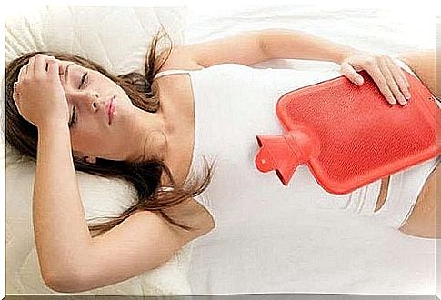 When the stomach hurts we can use a hot water bottle to relieve the symptoms.